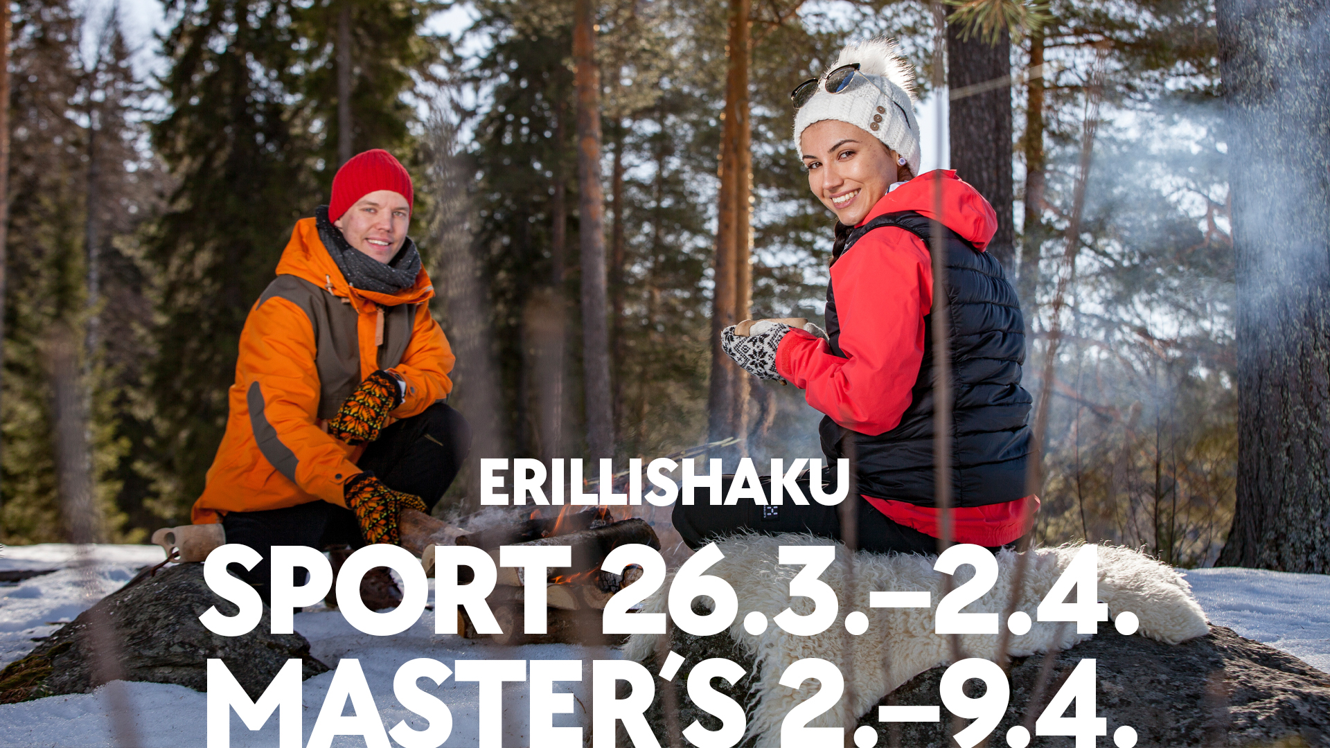 Kuva, jossa nainen ja mies metsässä nuotion äärellä sekä teksti jossa lukee Erillishaku Sport 26.3.-2.4. Master 2.-9.4.